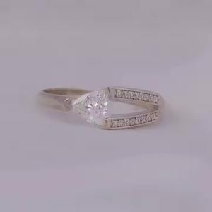 Anillo de compromiso de vástago dividido de un solo lado con un pequeño diamante redondo de laboratorio en oro sólido de 10K/14K/ 18K para compromiso - Product Image 1