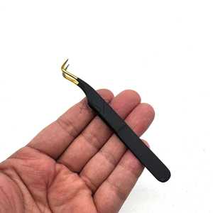 Pince à cils incurvée noire et dorée en acier inoxydable, impression de logo personnalisée, instruments de beauté professionnels, service OEM - Product Image 3