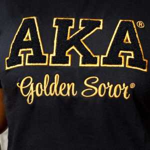 Camiseta con gráfico XAKA para mujer, cuello redondo, Manga corta en negro y gris con letras rojas y verdes en negrita, ropa griega, camiseta de hermandad - Product Image 6