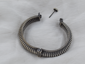 กําไลเงินทําด้วยมือขายส่งที่ได้รับความนิยมล่าสุดดูเหมือนกําไลที่เปิดได้แบบตะวันตกสําหรับเด็กหญิงและสตรี - Product Image 5