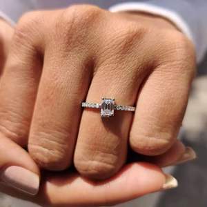 แหวนเพชรเลี้ยงในห้องปฏิบัติการทรงหรูหรา ประดับด้วยพลอยทรงกลม เหมาะสำหรับงานหมั้นและการสวมใส่ในชีวิตประจำวันที่เหนือกาลเวลา จากประเทศอินเดีย - Product Image 4