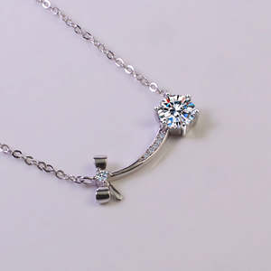 Collar de Boda Moderno de Plata de Ley S925 con Perla Negra, Collar de Moda para Mujer con Colgante de Moissanita VVS1 de 1 Quilate con Diseño de Lazo - Product Image 4