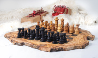 Jeu d'échecs de luxe artisanal en bois d'olivier, imitation antique sculptée, bords bruts, pièce unique, ArtisRaw, style méditerranéen vintage