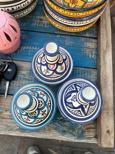 Tajín Marroquí Artesanal al por Mayor, Pintado a Mano en Azul y Blanco, con Tapa de Terracota Esmaltada, Vajilla Tradicional de Cerámica de Fez - Product Image 5