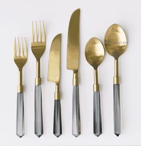 Elegantes juegos de cubiertos de metal con mango de acrílico gris acabado dorado para el hogar boda cena Mesa Decoración Juegos de cubiertos - Product Image 5