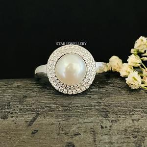 Bague de fiançailles Halo diamant naturel et perle en or massif 14K, bague Halo diamant naturel taillé diamant et perle - Product Image 1