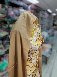 Dirac Fransawi à imprimé animalier marron avec châle beige |   Vêtements de fête et de cérémonie somaliens de luxe - Product Image 2