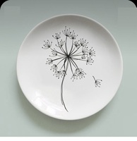 Service d'assiettes en céramique peintes à la main à motifs floraux, finition émaillée aux couleurs pastel douces, artisanat durable, idéal pour les tables à manger élégantes