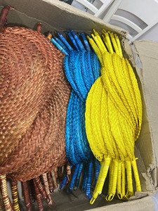 Éventail durable en feuille de palmier-fait à la main, naturel, couleurs vives - Product Image 2