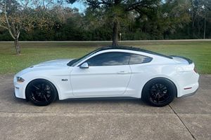 Ford Mustang GT Coupé Premium 2020 d'occasion, boîte manuelle 6 vitesses, moteur Coyote V8 - Product Image 3