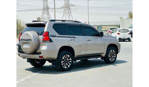 Toyota PRADO Van 2022-2023 d'occasion, transmission intégrale, sièges en cuir, régulateur de vitesse adaptatif, caméra de recul 360°, conduite à gauche, pneus R18, 4 places, 4.5L - Product Image 5