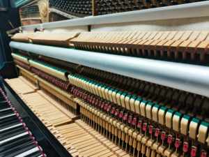 Piano droit KAWAI Kawai BL12, finition noire brillante, son riche, performance musicale professionnelle, piano d'exportation, excellente qualité sonore - Product Image 5