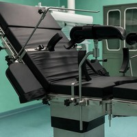 Table chirurgicale électro-hydraulique CH-DY8300 compatible avec bras en C, glissière longitudinale, charge 225 kg, Flex Re-Flex, acier 304, ISO CE
