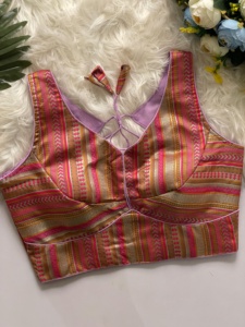 La blusa moderna tiene un material de seda banarasi pesado de varios colores, la blusa Tiene cuello en forma de V y la espalda tiene un patrón sabyasachi - Product Image 3