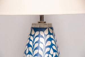 Lámpara de mesita de noche de resina tallada para decoración del hogar de lujo Lámpara de sombra con incrustaciones de hueso de la India por faizacraft - Product Image 3