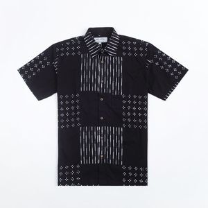 Camisa de manga corta negra étnica moderna con rayas verticales y motivos geométricos de puntos para un aspecto minimalista audaz de Indonesia - Product Image 1