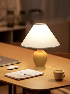 Lampe de table de qualité luxueuse avec base en bois et abat-jour en tissu idéal pour la décoration de table de chambre à coucher et d'hôtel - Product Image 4