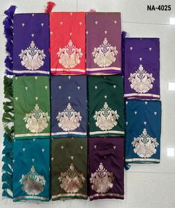 Sari traditionnel indien en soie Banarasi douce avec motifs tissés en zari, design retouché, sari avec travail de tissage sur le pallu et la bordure - Product Image 1