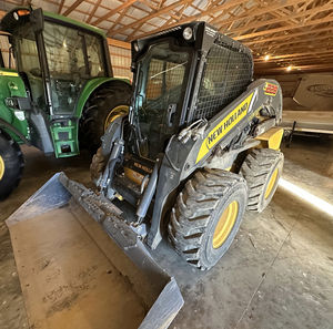 Chargeuse compacte New Holland L228 avec moteur puissant, système hydraulique efficace, chargeuse compacte pour la construction et l'aménagement paysager - Product Image 1