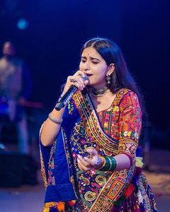 Haute qualité beurre soie tissu lourd exclusif indien concepteur Lahenga Choli femmes Lehenga Choli pour la fête de mariage vêtements ethniques - Product Image 3