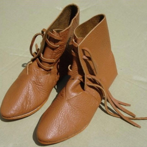 OEM al por mayor 100% zapatos medievales de cuero genuino para los hombres accesorio redondo con cierre de cordones para las estaciones de verano e invierno - Product Image 5