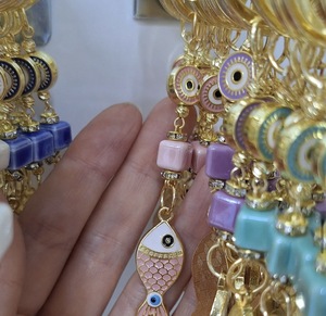 Llavero de moda con mosquetón de aleación metálica esmaltada en oro con formas 3D y puntas esmaltadas únicas - Product Image 1