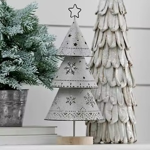 Sapin de Noël en métal avec étoile sur le dessus, design à couches de feuilles d'or, décoration de table élégante pour les fêtes, ornement moderne pour la maison - Product Image 2