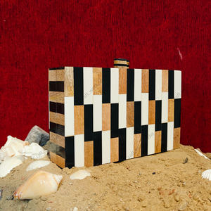 Sac à main en résine artisanale et incrustations de bois naturel avec motif de blocs verticaux, sac à main de soirée élégant et luxueux pour femmes - Product Image 2