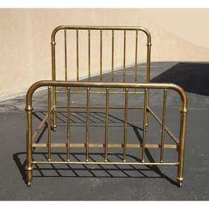 Lit en laiton design pour intérieurs de luxe, avec des détails artisanaux et une construction robuste en métal. - Product Image 1