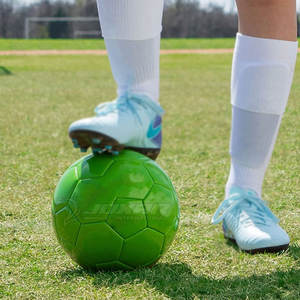 Ballon de football en PU léger de haute qualité, taille et poids officiels pour usage professionnel et d'entraînement, logo et couleur personnalisés - Product Image 5