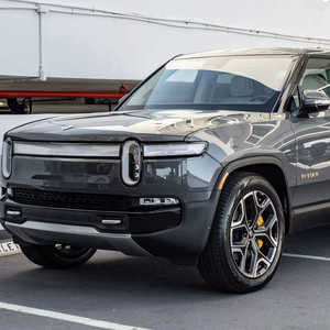 CLEAN R i v i a n R1T Adventure Edition Quad-Motor AWD, Grande batterie, El Cap Granite - Product Image 1