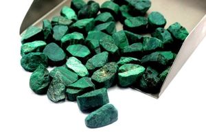 10 Uds. Piedras preciosas verdes sueltas naturales de cristal de malaquita genuinas de 16-18MM para la fabricación de joyas con poderes curativos de energía positiva - Product Image 3