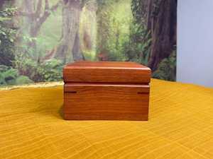 Boîte de rangement en bois fabriquée à la main conçue pour stocker des bibelots ou des souvenirs de bijoux Élégant durable et parfait pour l'organisation de la maison - Product Image 2