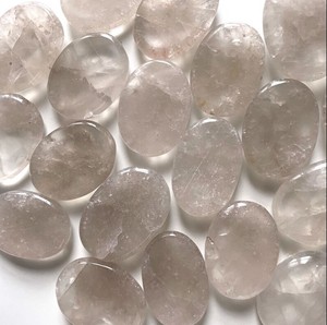 หินควอทซ์สโมคกี้ธรรมชาติหินกังวลฮวงจุ้ยอัญมณีนิ้วหัวแม่มือสำหรับบรรเทาความเครียดการป้องกันดินจักระราก - Product Image 1