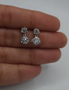 Vente en gros de boucles d'oreilles en diamant Moissanite de style élégant avec une finition antirouille étincelante, parfaites pour les cadeaux d'anniversaire et les vêtements quotidiens - Product Image 3