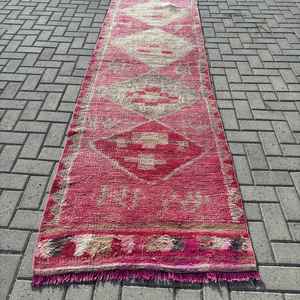 Alfombra Turca Vintage Ecológica de Lana con Parches Rojos, 2.9x10.2 pies, con Base de Látex - Product Image 1