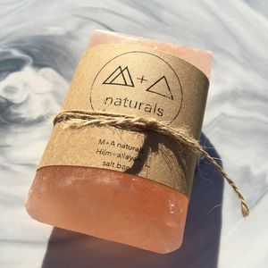 Savon artisanal au sel gemme de l'Himalaya avec sculpture d'amour | Soins de la peau naturels riches en minéraux pour le bien-être, la désintoxication et les cadeaux - Product Image 2