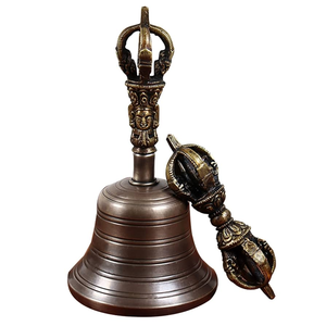 Campana de ritual budista en tono plateado con percutor de madera pulida y mango Dorje dorado de cinco puntas, a precios de mayorista. - Product Image 5