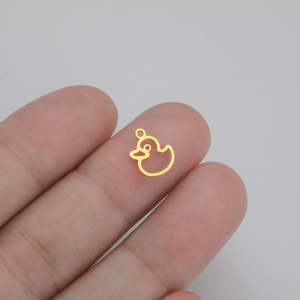 Breloques bébé canard en argent sterling faites à la main pendentif personnalisable pour la fabrication de bijoux - Product Image 1