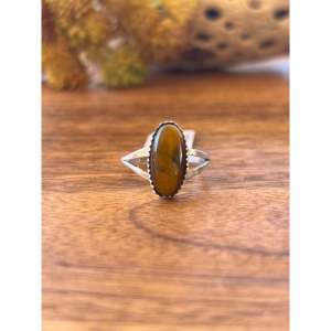 Anillo Largo Harris de Moda con Ojo de Tigre y Bisel de Plata de Ley Chapado en Oro Rosa, Talla 7, Idea de Regalo Elegante y Moderna - Product Image 1