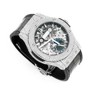 Reloj de Lujo con Incrustaciones de Moissanita en Tono Dorado y Esfera de Cristal - Product Image 1