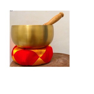 Cuenco de Canto de Color dorado martillado de latón tibetano, hecho a mano, con pelador de madera y cojín para equilibrio de chakras - Product Image 1