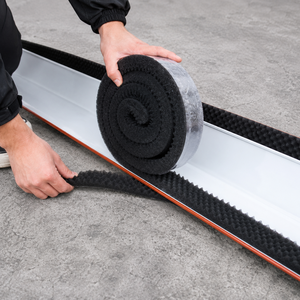 Rouleau de mousse filtrante à cellules ouvertes pour la ventilation des crêtes de toiture métalliques, avec structure en filet et fermetures en mousse pour l'étanchéité - Product Image 1