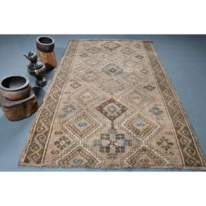 พรมขนสัตว์ตุรกีวินเทจขนาด5.3x8.2ฟุตลายปะต่อสีน้ำตาลเบจพร้อมแผ่นรองยางพาราดีไซน์โถงทางเดินทรงสี่เหลี่ยมสำหรับข้างเตียง - Product Image 1