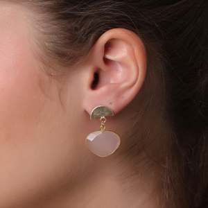 ต่างหูห้อยประดับพลอยแคลเซโดนีสีชมพูสำหรับผู้หญิง ยี่ห้อ DUA ทำจากทองเหลืองผสมทองแดง ชุบทอง 18K ดีไซน์ทันสมัย เหมาะสำหรับงานแต่งงาน สวยงาม ประณีต ทำด้วยมือ - Product Image 6