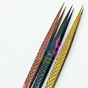 Pince à cils professionnelle et durable antimagnétique à pointe en fibre d'acier inoxydable avec logo personnalisé Pince à épiler en forme de L à prise parfaite de précision - Product Image 2