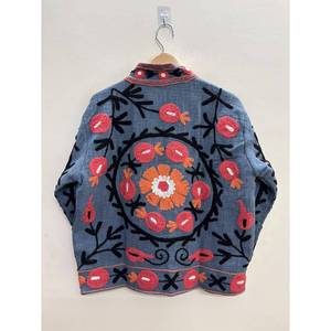 Veste à col montant Samarkand Bloom brodée à la main, motif floral Suzani en coton bleu ardoise et corail, taille XL, pour le printemps - Product Image 4