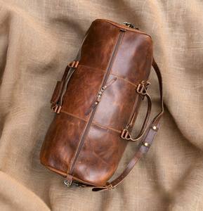 Bolsa de lona de cuero clásica con interior espacioso y cierres de hebilla fuertes - Product Image 6