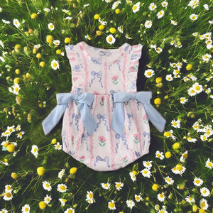 Charmante robe de bébé à bulles à volants floraux bleus avec une tenue d'été à nœud Design léger et adorable - Product Image 6