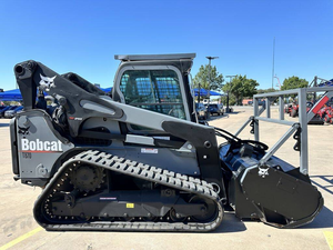 Nouvelle chargeuse-pelleteuse sur chenilles Bobcat T770 avec moteur Kubota, capacité de charge nominale de 200 tonnes, accessoire de coupe-haie hydraulique, pompe et roulement - Product Image 1